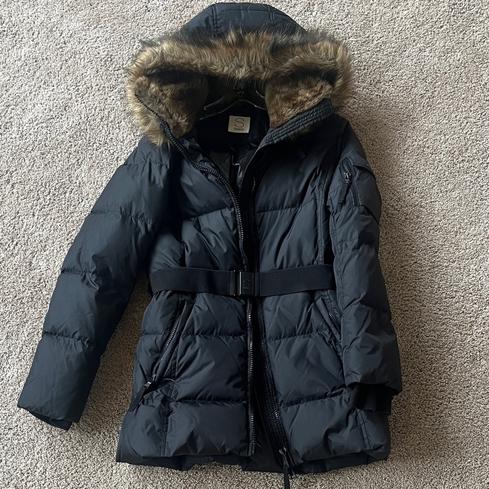 Elegant Black Puffer Jacket with Fur Trim - Picture 4 of 6